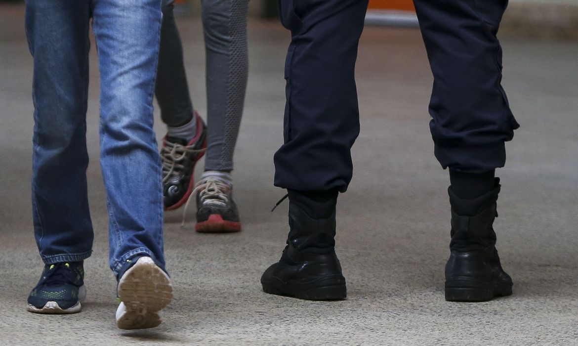 iZap Softworks - SP: governo vai recorrer para contratar PMs como monitores de escolas